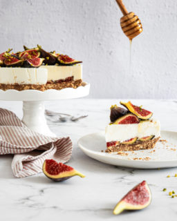 Cheesecake à la flemme 🍰 ... à la figue!

Octobre touche à sa fin et les dernières figues lambinent encore sur les étals de fruits et légumes, gentiment poussées vers la sortie par les grappes de raisins annonciatrices de la fin de l’été et les courges aux couleurs flamboyantes automnales. 

Ça faisait un moment que je les observais sans jamais m’arrêter, indécise sur la meilleure manière de les accommoder. Crues ou cuites, sucrées ou salées, en solo ou en duo? À force de tergiverser, j’ai bien failli les manquer! 

Prise par le temps, j’ai opté pour une recette de la flemme: un cheesecake sans cuisson. 

C’est donc pleine de satisfaction que j’ai cru déposer dans mon panier ma première (et unique) barquette de figues de la saison. Mais quelle ne fut pas ma déception en découvrant, de retour à la maison, des fruits à la fermeté et au poids d’une pauvre… balle de ping-pong. Sèches, ultrasèches et archisèches, comme les fameuses chaussettes. 

Au diable la flemme! Me voilà repartie, fidèle caddie à roulettes à la main, vers un autre supermarché. Cette fois, j’ai choisi une à une, avec minuties, des figues à la belle peau violette, au toucher souple et légèrement collant, et au poids non négligeable. 

Retour en cuisine
🍪 Base: petits beurres, pâte à tartiner au chocolat
🍇 Insert: figues
🥛 Appareil: fromage frais, séré maigre, chantilly
🍯 Déco: figues, pistaches, miel
❄️ Réfrigération: une nuit… j’ai dit flemme, pas rapide!

Recette validée par le bureau du contrôle des douceurs. 

Au final, ça valait la peine d’avoir la flemme. 

👉 Et vous, c’est quoi votre recette «pas trop envie aujourd’hui»? 

///// Vite! À table! /////
 
#Cheescake #Figue #Ete #PâtisserieMaison #CuisineDeMaman #CuisineDeSaison #FaitMaison #Homemade #PhotoCulinaire #FoodPhotography #FoodStyling #FoodBlogger #FoodStory #Foodie #Instafood #Miam #BonAppetit #MonCarnetDeRecettes