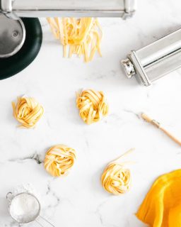 Pâtes fraîches maison 🍝
Si je pouvais, je mangerais des pâtes tous les jours. Mais ma maman, elle m’a dit que c’était pas possible, qu’il fallait manger équilibré. Et mon coach sportif il a même dit qu’il fallait pas en manger le soir! 😵 Oublions cette dernière information, j’ai viré le coach, et revenons-en à notre sujet: ma découverte de la pâte fraîche maison! 
Ce jour-là, ma mère est rentrée avec un laminoir tout neuf aux chromes rutilants en m’agitant sous le nez la dernière édition du journal Betty Bossi. Depuis, je fais toujours la pâte à nouilles et les lasagnes de la même façon! 
Mais surtout, j’ai découvert le champ des possibles des pâtes maison: les formes, les farces, les couleurs… Tagliatelle, linguine, garganelli, ravioli, tortellini. Les berlingots de Anne-Sophie Pic, les Plin Plin de Pierre Gagnaire, les Ravioli della nonna de tata Adele… 
Stoppons là cette énumération qui pourrait s’étirer à l’infini et commençons par la recette!
200 g de farine blanche
2 oeufs de 60 g
1 pincée de sel
🥚 Verser la farine et le sel sur le plan de travail ou dans la cuve d’un batteur et creuser un puits.
🥚 Ajouter l’oeuf légèrement battu et pétrir jusqu’à l’obtention d’une pâte ferme et légèrement élastique qui ne colle pas. 
🥚 Filmer et laisser reposer au réfrigérateur 1 heure minimum. 
Et comme les Italiens du nord y sont jamais d’accord avec les Italiens du sud et encore moins avec les Français, voici deux variations à utiliser selon les goûts:
🥚 Pour des pâtes plus robustes et fermes à la cuisson, mélanger 50% de farine blanche avec 50% de semoule de blé dur.
🥚 Pour des pâtes d’un jaune éclatant avec un goût plus prononcé, n’utiliser que des jaunes d’oeufs. Compter 55 g de jaune pour 100 g de farine.
Il y a mille façons de faire les pâtes maison, mais une seule question vraiment importante: c'est quoi vos pâtes préférées? Dites-moi tout en commentaire! ⬇️ 😋
///// Vite! À table! /////
 
#PâtesFraîches #Tagliatelle #AnneSophiePic #PierreGagnaire #bettybossi #CuisineDeMaman #FaitMaison #RecetteFacile #PhotoCulinaire #Homemade #FoodPhotography #FoodStyling #FoodBlogger #Foodie #Instafood #Miam #BonAppetit #MonCarnetDeRecettes