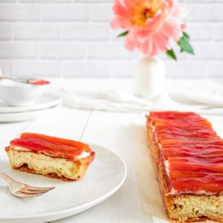 Tarte à la rhubarbe: gourmandise ou défi? 🍰
Je me suis longtemps demandé pourquoi ma maman ne faisait jamais de rhubarbe. Une tige de rhubarbe c’est tellement beau, avec son pied rouge presque magenta qui se dilue jusqu’au vert clair. En plus, elle promet une saveur acidulée. Définitivement, elle a tout pour me plaire! Alors, pourquoi je n’ai jamais eu de rhubarbe pour le goûter? 
Parce que la rhubarbe c’est juste une grosse galère à éplucher! Pourquoi il n’y a pas de mode d’emploi accroché aux tiges quand vous les achetez? C’est pas gentil de laisser des néophytes aux yeux emplis de douceur acidulée rentrer chez eux sans la moindre mise en garde ou explication! 
🌸 Objectif: retirer tous les filaments
Départ à l’épluche-légumes: pas concluant. Suite à l’épluche-asperges: toujours pas concluant. Dernière tentative: grattage au couteau à dents. Toujours rien! Mains et plan de travail recouverts de sang de rhubarbe, ambiance boucherie végétale.
Après quelques recherches en ligne, j’ai tant bien que mal détaché de «longues» bandes à l’aide d’un petit couteau d’office passé entre la peau et la chaire. J’ai quand même repassé l’épluche-légumes le long des tiges pour éliminer les derniers filaments. 
🌸 Résultat: de superbes tiges de rhubarbes ultras lisses… De l’épaisseur d’une asperge sauvage.
Au final: plus assez de lumière pour les photos, crème trop cuite, une seule tarte au lieu de deux. Mes collègues ont quand même tout mangé, donc je vous montre le résultat malgré tout: l’important c’est d’apprendre et de se régaler. 
🌸 La base de la recette: pâte brisée - crème ricotta, cream cheese, zestes de citron - rhubarbe confite, glacée au sirop de fraises.
Et vous, quel est votre pire (ou meilleur) souvenir avec la rhubarbe? Partagez vos astuces pour dompter cette tige tellement gourmande! ⬇️ 😋
///// Vite! À table! /////
 
#TarteRhubarbe #Printemps #PâtisserieMaison #CuisineDeMaman #CuisineDeSaison #FaitMaison #Homemade #PhotoCulinaire #FoodPhotography #FoodStyling #FoodBlogger #FoodStory #Foodie #Instafood #Miam #BonAppetit #MonCarnetDeRecettes
