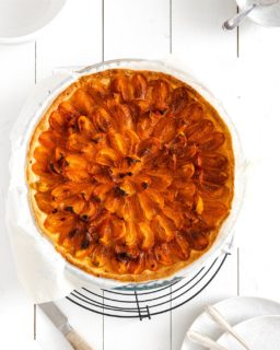 Tribute to: les tartes aux fruits 🥧 
Ici pas de chichi, une pâte brisée, des fruits, du sucre et c’est tout. Pas de crème, pas de confit, pas de ganache, pas de compote, pas de mousse, pas d’insert, pas de glaçage, pas de déco, rien! Juste l’essentiel: du fruit, mais aussi…
La tarte aux fruits en toute simplicité, elle a le goût des souvenirs d’un après-midi de cueillette dans le verger, le goût des fruits juste cueillis qui n’ont jamais eu le temps d’arriver jusqu’au panier, le goût de la complicité d’une préparation à plusieurs mains, le goût du partage à deux ou à bien plus et le goût du dimanche soir.
Voilà comment, alors que je voulais juste parler d’abricots, cette simple tarte m’a fait tomber dans un panier de souvenirs fruités. Des visages familiers ont ressurgi, les yeux plissés par l’acidité ou les joues barbouillées par la gourmandise et les rires de ces moments passés ont à nouveau résonné. Voici comment ce post est devenu un petit hommage.
🍑 À ma tante Éliane qui a les abricots valaisans dans le sang
🤫 À François et quelques actes délictueux de vol de raisinets
🍒 À la famille Musy et leur jardin débordant de cerises
🫐 À Luc pour ce bel après-midi de cueillette de myrtilles
🍏 À Stéphane qui préfère les tartes avec de la cannelle
Et à tous ceux qui pensent qu’une tarte aux fruits sans chichi peut raconter bien plus que son apparente simplicité.
///// Vite! À table! /////
#Tarte #Abricot #Ete #PâtisserieMaison #CuisineDeMaman #CuisineDeSaison #FaitMaison
#Homemade #PhotoCulinaire #FoodPhotography #FoodStyling #FoodBlogger #FoodStory
#Foodie #Instafood #Miam #BonAppetit #MonCarnetDeRecettes