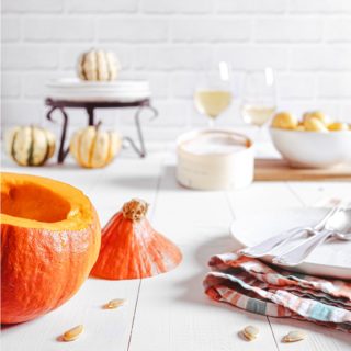 Fondue de vacherin en potimarron 🎃🧀

Il y a tout juste deux semaines se tenait à Tartegnin, en terre vaudoise, le Mondial de la fondue. Plutôt cocasse, non? Quoique… le règlement est strict: 50% de gruyère minimum! 

Mais puisque les dernières réminiscences de la douceur automnale semblent définitivement avoir regagné l’étable, tout comme les vaches descendues de leur estivage, adieu gruyère, bonjour vacherin Mont d’Or! 

Disqualifiée, certes, mais vaudoise et de saison! 

Mélange 100% Mont d’Or, caquelon 100% potimarron. À peine sorti du four, il ne reste plus qu’à laisser fromage coulant et courge fondante dégouliner sur quelques pommes de terre rôties. 

Vive les délices hivernaux! 🫕❄️

Préparation
🎃 Ôter le chapeau du potimarron, retirer les graines et creuser légèrement.
🔥 Badigeonner l’intérieur d’huile, saler, poivrer et enfourner 30 minutes à 200 °C.
🧀 Retirer le vacherin de sa caissette, couper en triangles et glisser dans la courge.
🍷 Ajouter une tombée de vin blanc et remettre au four 20 minutes.
🥔 Servir immédiatement avec des pommes de terre rôties.

👉 Et vous, c’est quoi votre mélange préféré pour la fondue ?

///// Vite! À table! /////

#Fondue #MontdOr #Potimarron #CuisineDeSaison #FaitMaison #PhotoCulinaire #MonCarnetDeRecettes